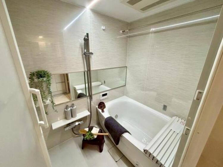 風呂 光に照らし出されたバスルーム。膨よかな湿度と静かに揺れる眼前の水面。広い浴槽にゆっくりと身を沈め深く瞑想をすれば、また新たな活力が膨らんできます。