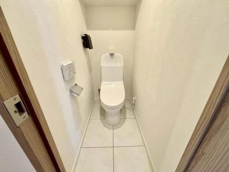 トイレ 毎日使う場所だからこそ、使い勝手を考慮しました。白を基調に、飽きのこない空間は質感豊かな仕上がりとなっております。