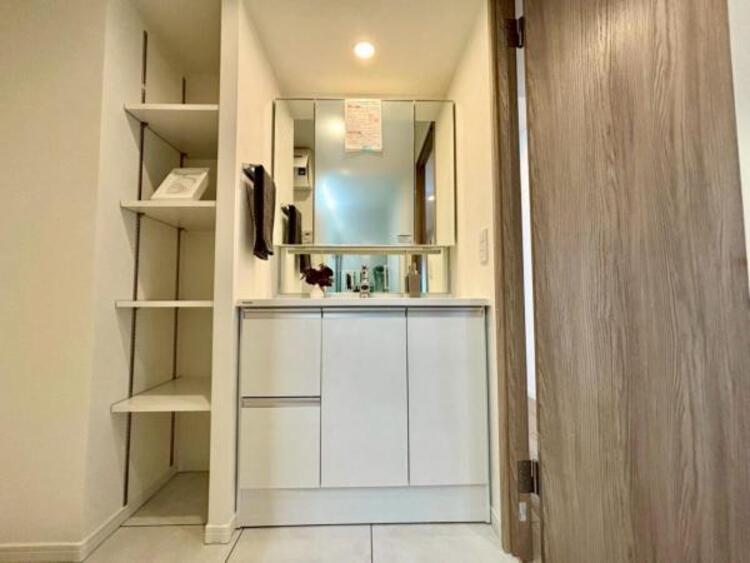 洗面 洗面室は、しっかりとしたスペースを確保。上質な温かみを持つカラーで統一されています。ワイドな洗面台は収納力もありいつでもすっきりとした洗面室に。