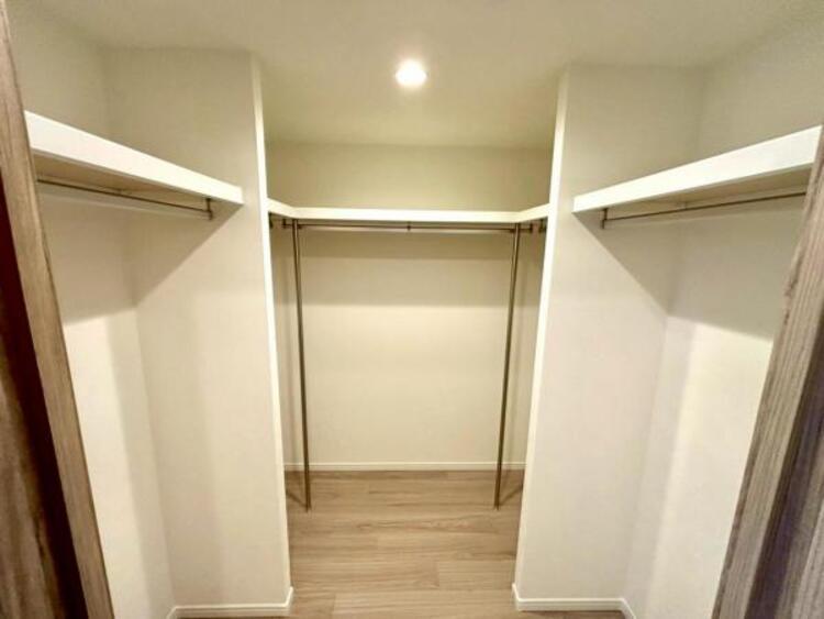 収納 たくさんの洋服をかけることができる収納力と取り出しやすさが魅力のウォークインクローゼット。普段使わない家電やスーツケース、ストック品など何でも片付く嬉しい空間です。