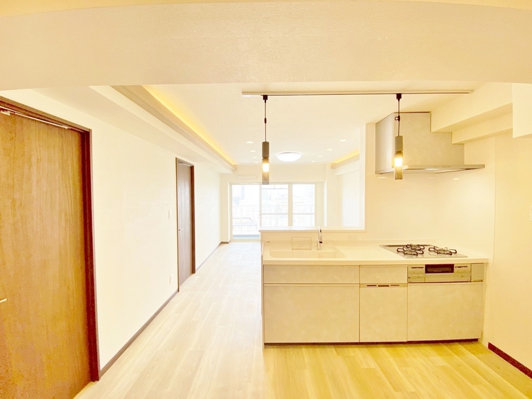 キッチン スマートな意匠と充実の機能を備えたキッチンが、暮らしにおいしい彩りを添えます。