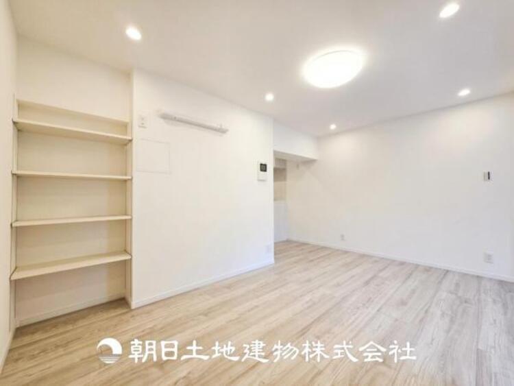 居間 1日の中で最も長い時間を過ごすことになるリビングだからこそ、いつも笑顔があふれる空間であるように。広々とした空間から幸せな未来を。1日の中で最も長い時間を過ごすリビングは、笑顔があふれる空間です。広々とした空間から幸せな未来を。