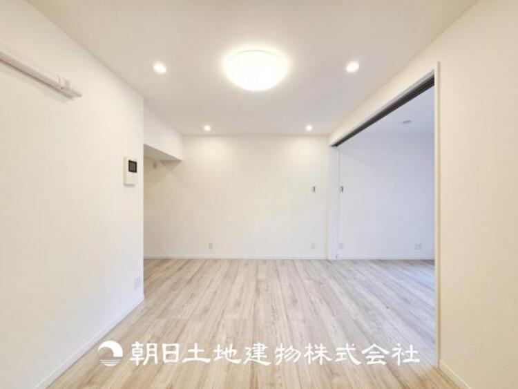 居間 【リビング】リビングにはみんなが集い、食事や楽しい会話が始まる。話に夢中になりすぎて、ついつい時を忘れてしまう。そんな束の間の幸せを感じさせてくれる場所。お子様の勉強スペースとしても活用できます。