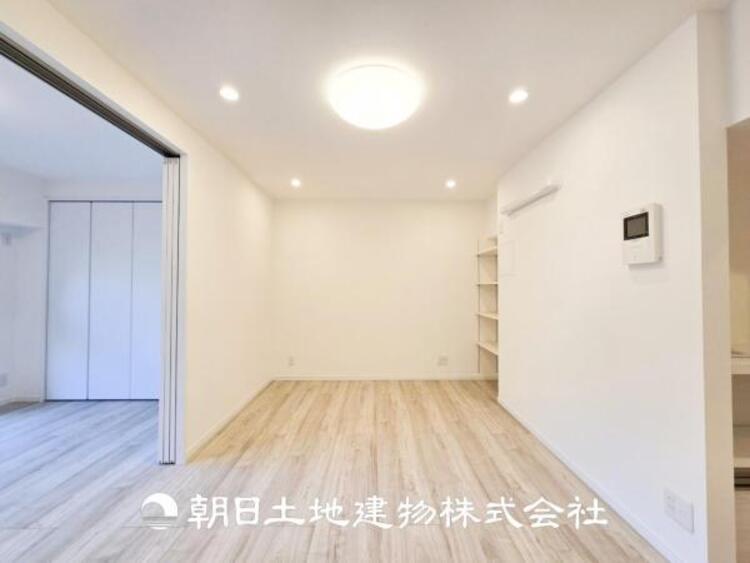 居間 【リビング】大切なご家族、招いた友人と過ごすひと時を溢れる光が優しく包み込む空間。大切な人とともに、心穏やかに過ごすひととき。家族との時間、自分の時間を大切にできる空間を作りました。