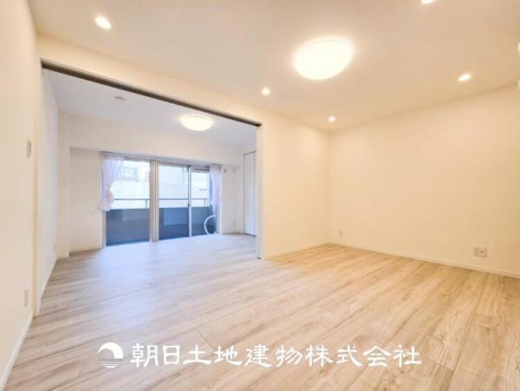 居間 【ダイニング】温かい色合いのフローリングと清々しい爽やかなクロスが明るい空間を創り出しているダイニングキッチン。ゆっくりと過ごす空間に相応しく、ここで楽しむ時間が家族や友人との絆をより深めてくれそうです。