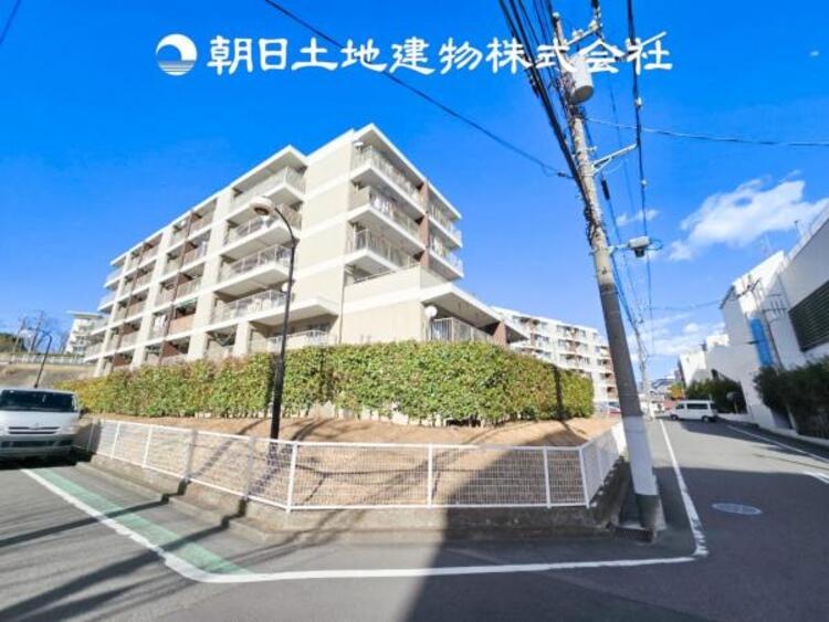 外観 【外観写真】表現された空間はたくさんの光を浴び、風を感じ、暮らしの時間を豊かにしてくれます。デザインされた空間と競い合うかのような充実した建物と共に大切な家族の思い出を刻んでいきます。