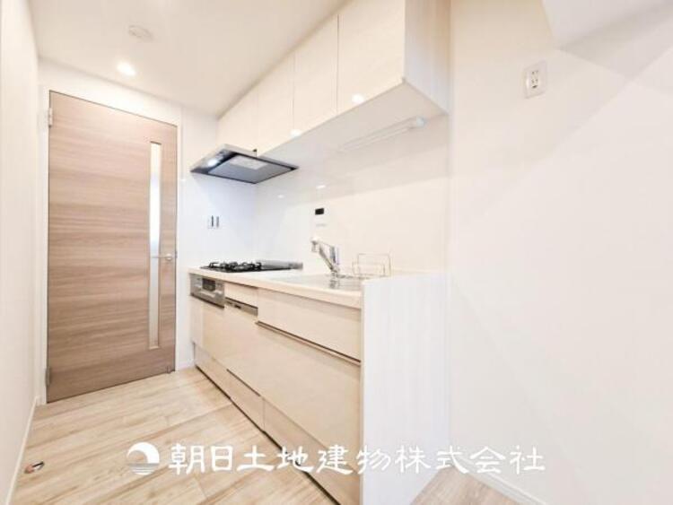 キッチン 【キッチン】仲良しなご夫婦、お子様、みんなでお料理ができる程の贅沢なスペースを実現したキッチンとなっております。みんなで作った料理を召し上がりながらの会話は盛り上がること間違いなしです。