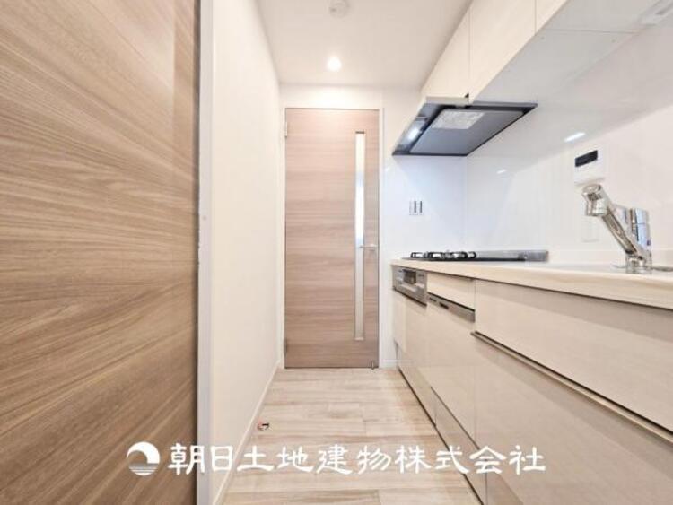 キッチン 【キッチン】住宅の主役でもあり、日常生活を過ごす上で重要な水回りでもあるからこそ機能性・デザイン性に拘りました。お掃除のしやすいシステムキッチンを設置しました。