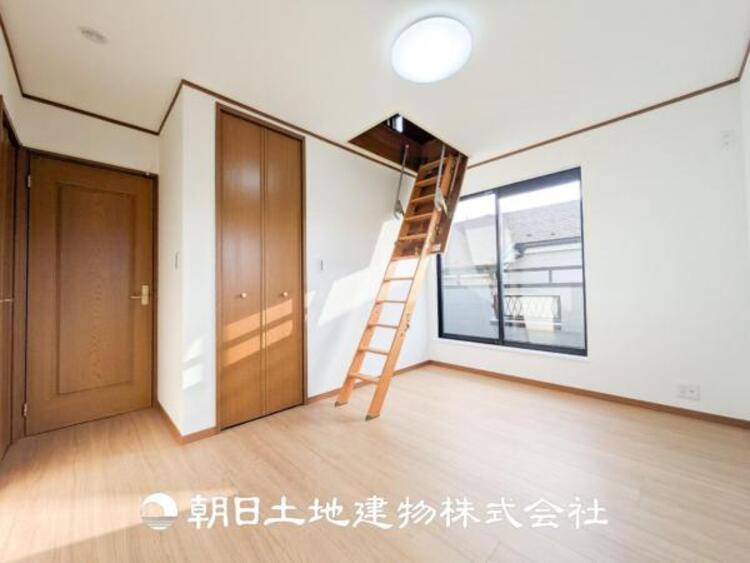 内装 【居室】爽やかな空間演出とセンス良く纏められた室内は良質な寛ぎ空間。そこで暮らす大切な人達のことを考え造りこんだ空間は日々の生活に安らぎを与えてくれます。