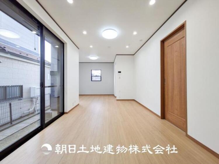 居間 1日の中で最も長い時間を過ごすことになるリビングだからこそ、いつも笑顔があふれる空間であるように。広々とした空間から幸せな未来を。1日の中で最も長い時間を過ごすリビングは、笑顔があふれる空間です。広々とした空間から幸せな未来を。