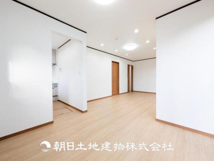 居間 【リビング】開放的で明るい空間が広がるLDK。リビングには暖かな太陽が降り注ぎ、爽やかな住空間です。お友達を呼んでお茶をしたり、一緒に料理を楽しみながら楽しい時間を。