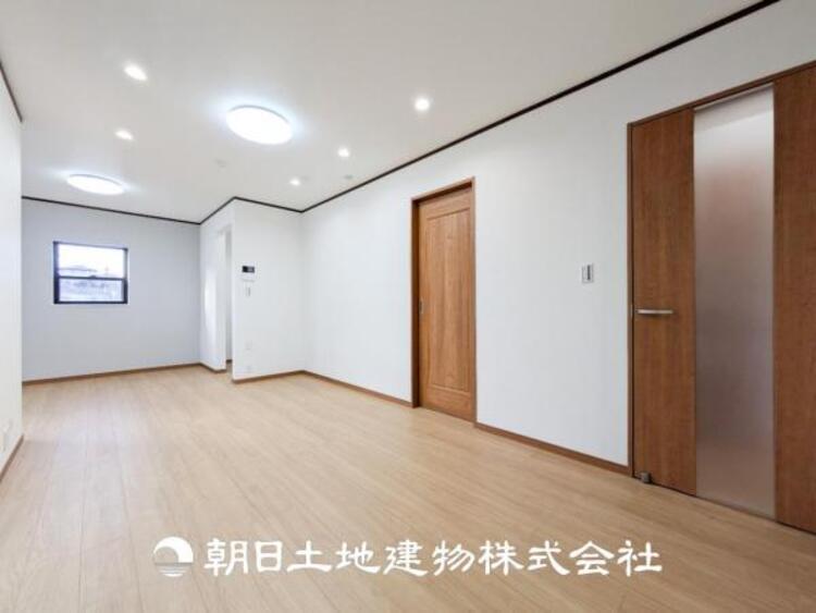 居間 【ダイニング】温かい色合いのフローリングと清々しい爽やかなクロスが明るい空間を創り出しているダイニングキッチン。ゆっくりと過ごす空間に相応しく、ここで楽しむ時間が家族や友人との絆をより深めてくれそうです。