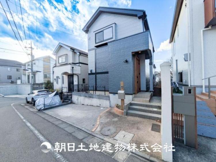 外観 【外観写真】表現された空間はたくさんの光を浴び、風を感じ、暮らしの時間を豊かにしてくれます。デザインされた空間と競い合うかのような充実した建物と共に大切な家族の思い出を刻んでいきます。