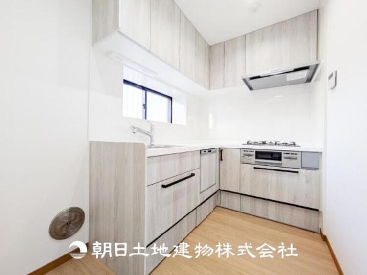 キッチン 【キッチン】仲良しなご夫婦、お子様、みんなでお料理ができる程の贅沢なスペースを実現したキッチンとなっております。みんなで作った料理を召し上がりながらの会話は盛り上がること間違いなしです。