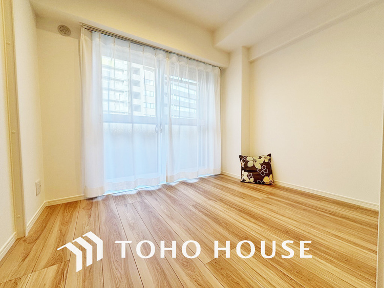 内装 採光もある洋室は、くつろぎのひと時を過ごすのにぴったり
