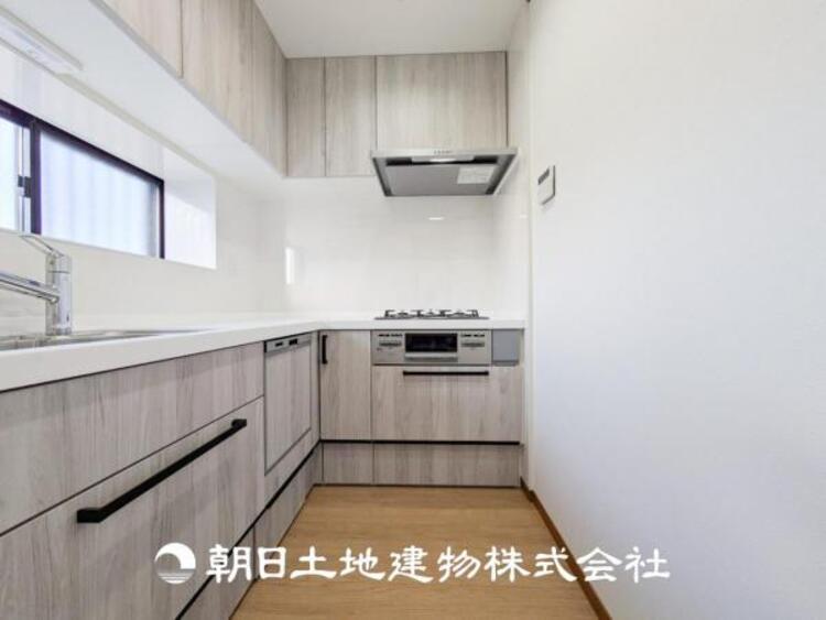 キッチン 【キッチン】住宅の主役でもあり、日常生活を過ごす上で重要な水回りでもあるからこそ機能性・デザイン性に拘りました。お掃除のしやすいシステムキッチンを設置しました。