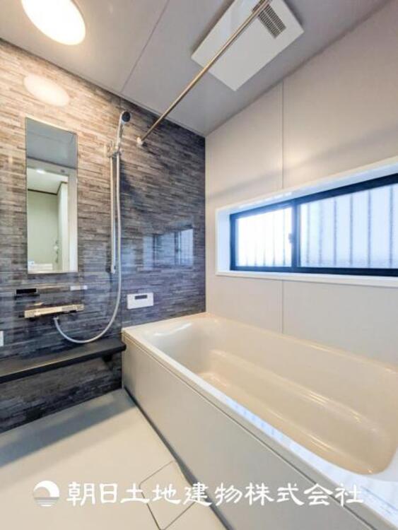 風呂 【浴室】上品な色合いが魅力のバスルームは、ほっと落ち着く空間を作り出しています。広々とした浴槽で体を癒やしながら、疲れを取り除けるような仕様です。お子様と一緒に楽しく入るのもいいですね。