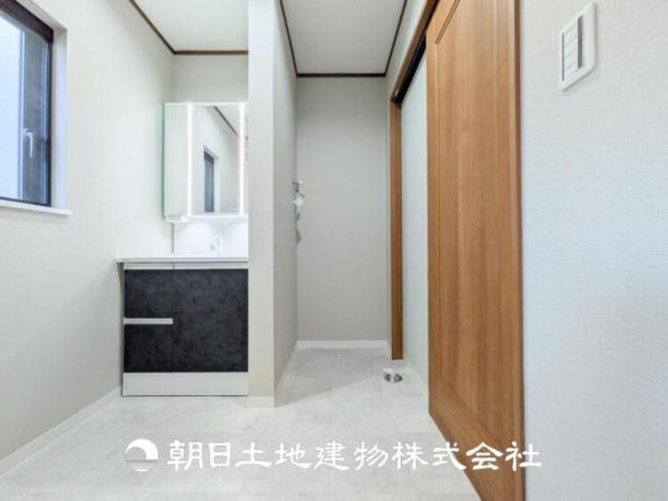 洗面 【洗面化粧台】慌ただしい1日が始まり、充実した1日の終わりを締めくくる洗面所。快適に過ごせることはもちろん、収納や機能性を兼ね備えた洗面化粧台です。