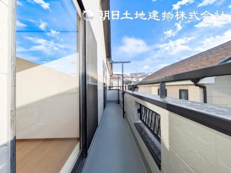 バルコニー 【バルコニー】温かい太陽を感じる事ができるのは、目の前に遮るものが無いから。彼方に広がる風景が絵画のように広がります。