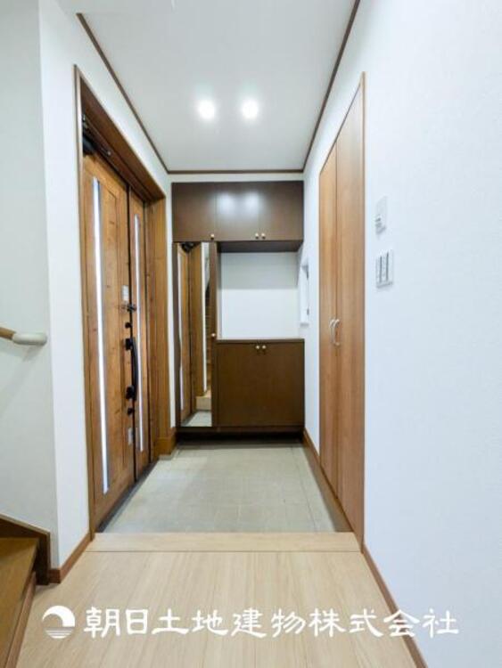 その他 【玄関】家族の帰り、遊びに来る友人、知人を優しく迎え、温もりに満ちた生活空間を予感させる。帰りたい家がここにあります。