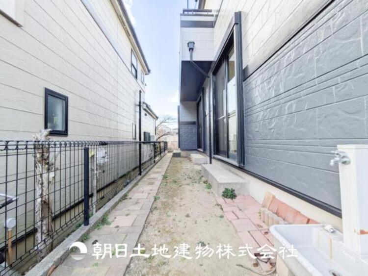 その他 【お庭】年中大活躍のプライベート空間になるお庭は、ご家族の団らんの場として最適なスペース。夏場にはご家族やご友人を招待してのＢＢＱやお子様の水遊びも楽しめますね！家族の思い出作りの場として。