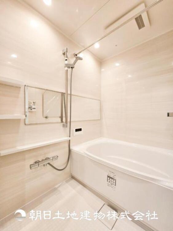 風呂 【浴室】上品な色合いが魅力のバスルームは、ほっと落ち着く空間を作り出しています。広々とした浴槽で体を癒やしながら、疲れを取り除けるような仕様です。お子様と一緒に楽しく入るのもいいですね。