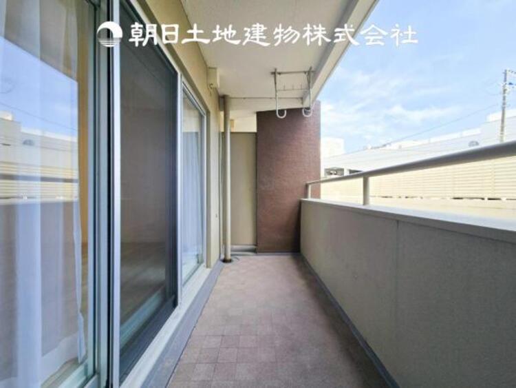 バルコニー 【バルコニー】温かい太陽を感じる事ができるのは、目の前に遮るものが無いから。彼方に広がる風景が絵画のように広がります。