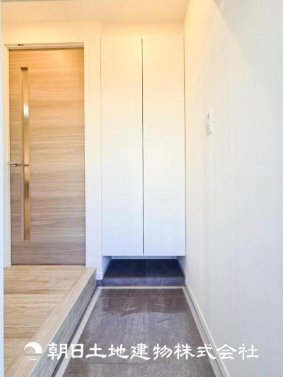 その他 【玄関】家族の帰り、遊びに来る友人、知人を優しく迎え、温もりに満ちた生活空間を予感させる。帰りたい家がここにあります。