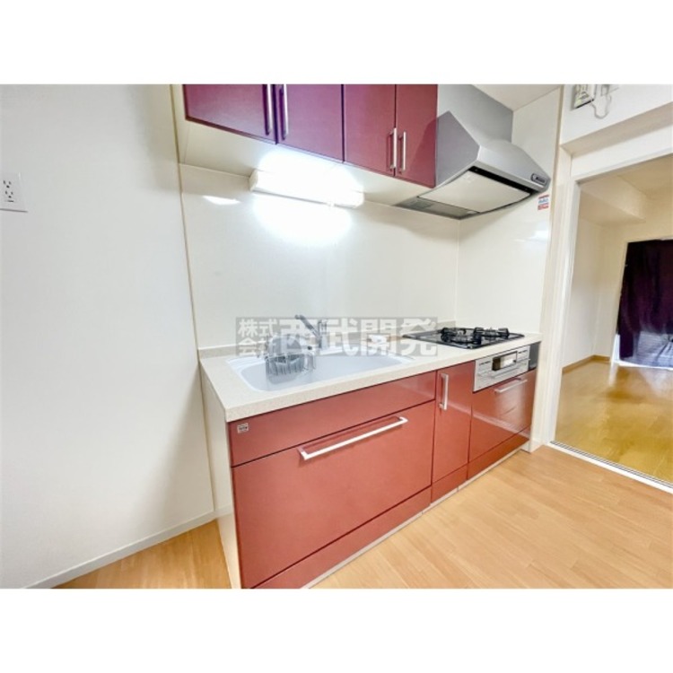 キッチン 壁付けキッチンは空間を広くアレンジでき、水跳ね等のお掃除も簡単です。