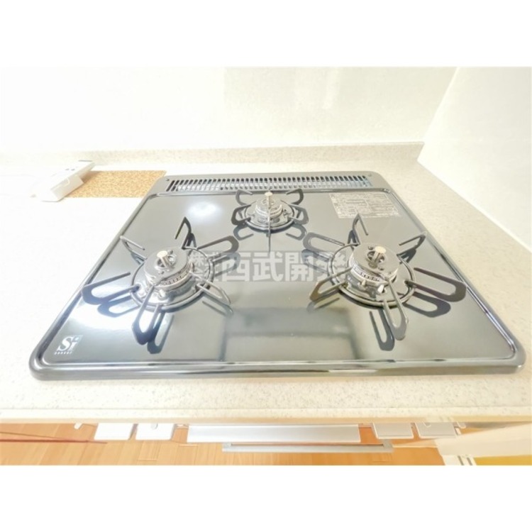 キッチン 3口コンロでお料理も効率よく行えます。安全装置付きですので、万が一の時も安心です。