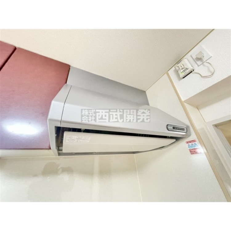 キッチン 料理中の匂いをしっかり排気するレンジフード付きです。