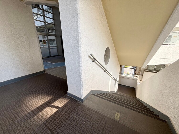 その他 共用部の階段です。明るく清潔に管理されています。