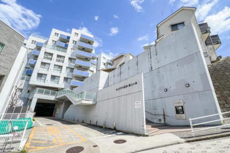 外観 街に溶けこみ美しい景観を生み出すこの邸宅は、採光や風通しまで考え抜いて造り上げました。