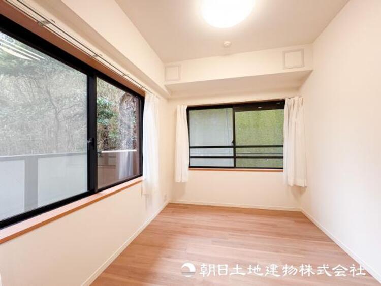 内装 【洋室】自宅で快適に過ごす条件は一人ひとり違います。個性が強すぎないシンプルな内装とシンプルなデザインで統一しております