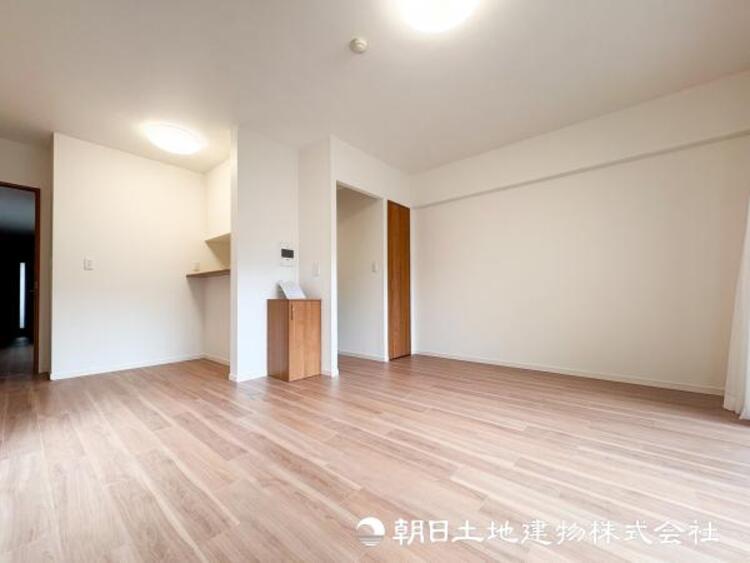 居間 【リビング】大切なご家族、招いた友人と過ごすひと時を溢れる光が優しく包み込む空間。充実した住空間は心を豊かにします。