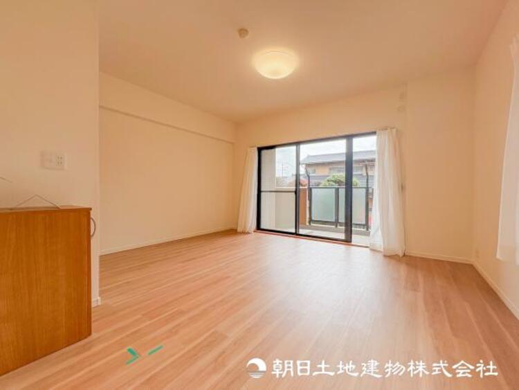 居間 【【リビング】大切なご家族、招いた友人と過ごすひと時を溢れる光が優しく包み込む空間。充実した住空間は心を豊かにします。