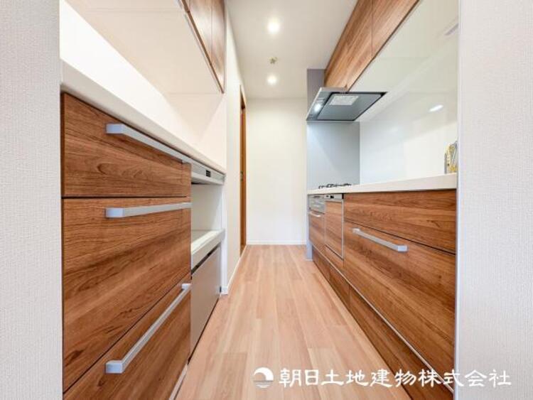 キッチン 【キッチン】仲良しなご夫婦、お子様、みんなでお料理ができる程の贅沢なスペースを実現したキッチンとなっております。