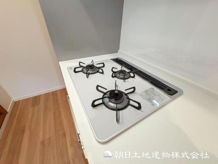 キッチン 【3口ガスコンロ】お料理に必須の３口コンロ。同時進行で自慢のお料理も効率アップ！もちろんグリルもついてます！