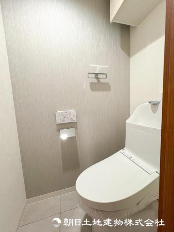 トイレ 【トイレ】家族みんなが毎日使う場所だから。お掃除がしやすい方はいい。汚れをふき取り易いフロアと壁紙をチョイス致しました