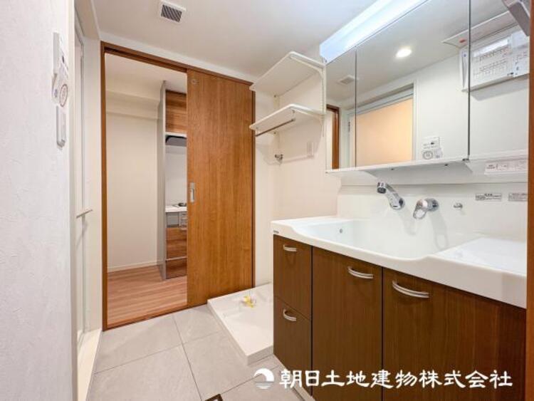 洗面 【洗面化粧台】慌ただしい1日が始まり、充実した1日の終わりを締めくくる洗面所は快適に過ごしたいものですね！収納も豊富です