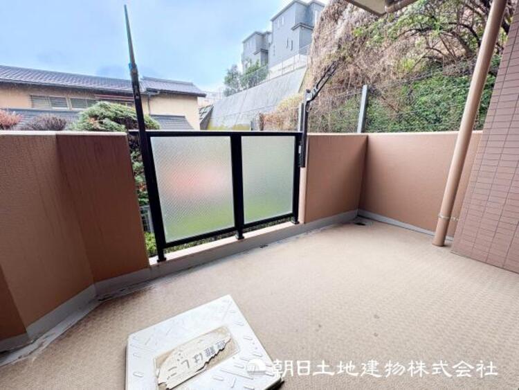 バルコニー 【バルコニー】南向きの広いバルコニーから、暮らしの中でのたくさんの光と心地よい風を感じられる癒し空間です。