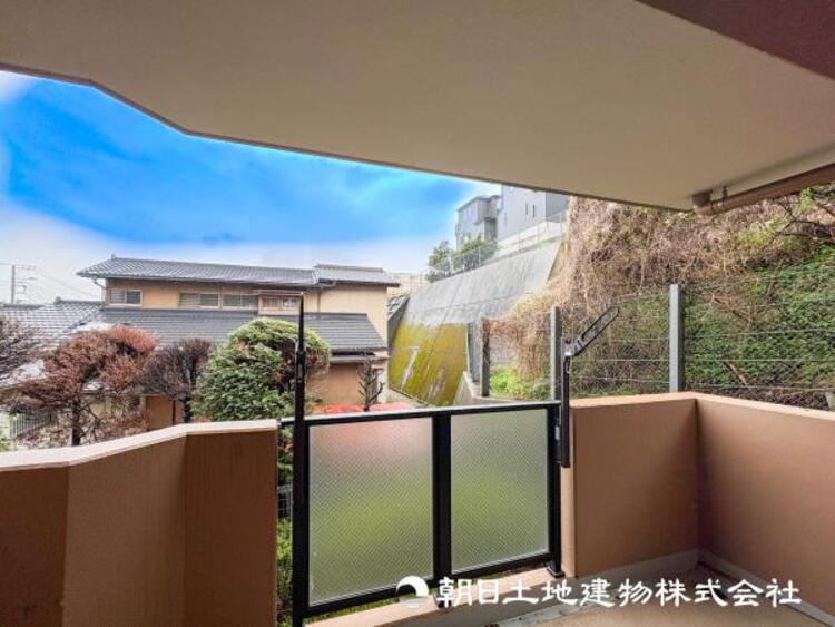 バルコニー 【眺望】部屋から眺める景色はお部屋のインテリアの一部です。開放感ある景色は季節や天候によって変化する素敵な絵画ですね！