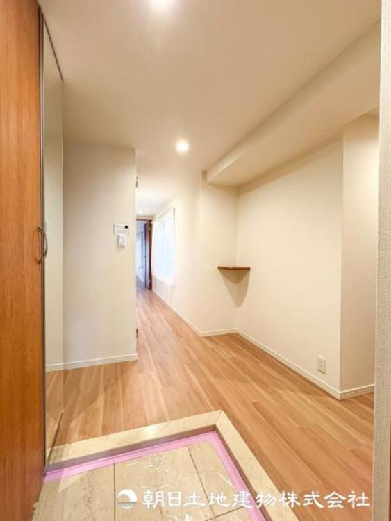 その他 【玄関】大切な家族、お客様をお迎えする玄関は住宅の入口。落ち着いた雰囲気で暖かく迎えてくれます。収納もたっぷりあります。