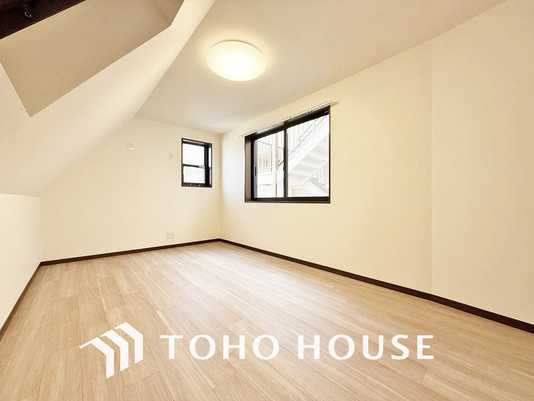 内装 採光もある洋室は、くつろぎのひと時を過ごすのにぴったり