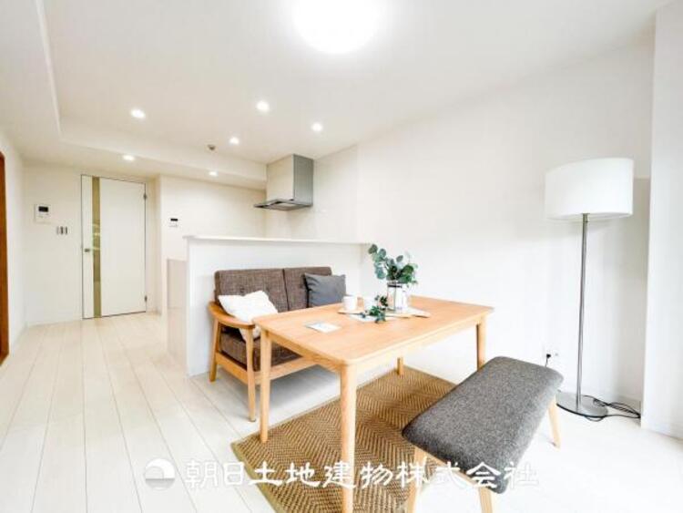 居間 大切なご家族、招いた友人と過ごすひと時を溢れる光が優しく包み込む空間。