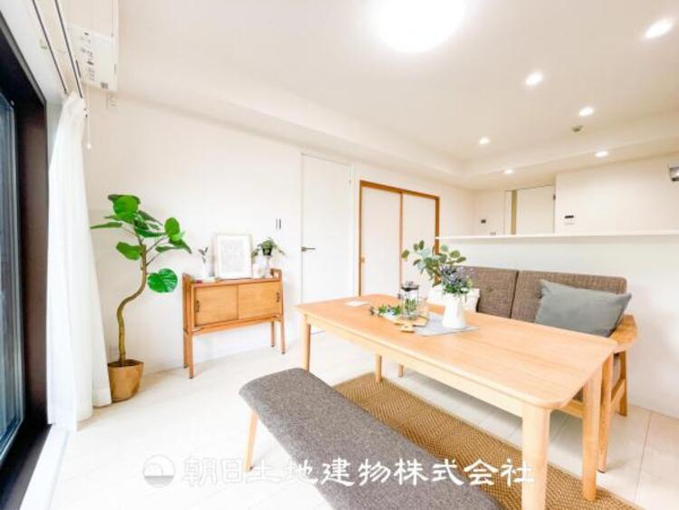 居間 リビングには潤沢な太陽が降り注ぎ、爽やかな住空間を演出。