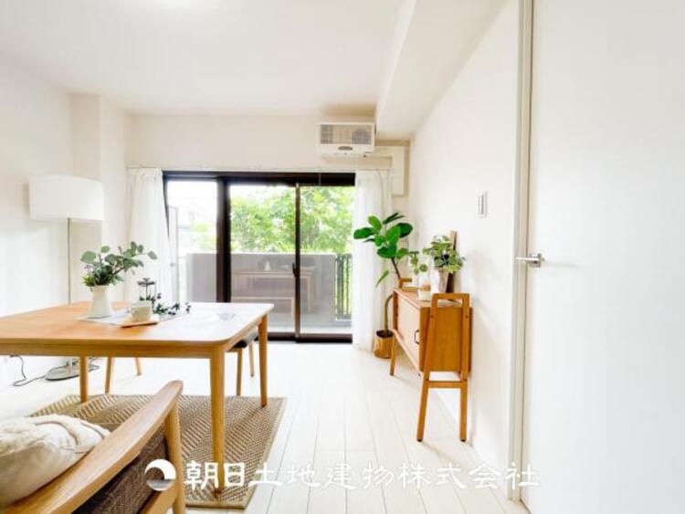 居間 リビングにはみんなが集い、食事や楽しい会話が始まる。