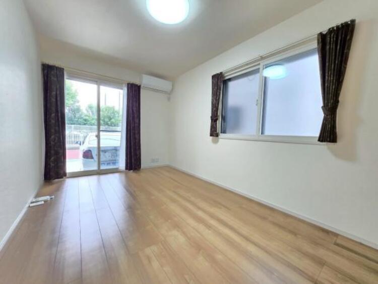 内装 二面採光なので一日を通して明るいです