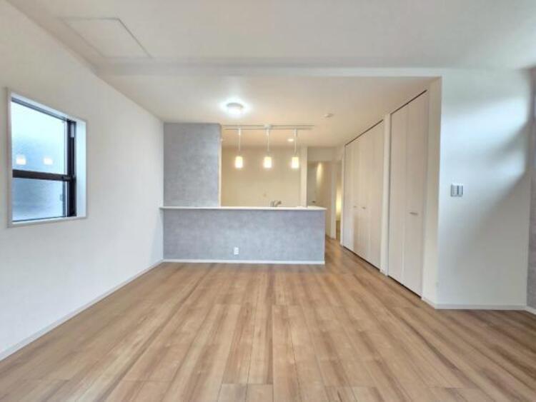 居間 ナチュラル感ある明るい内装