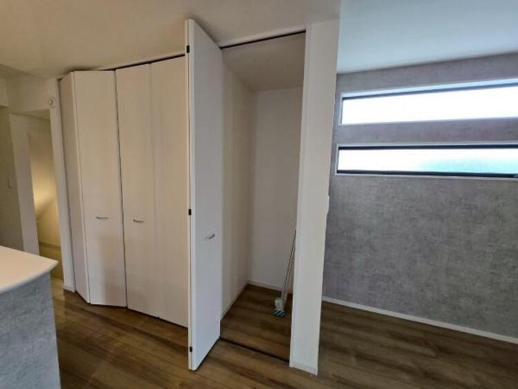 居間 何かと便利なリビング収納